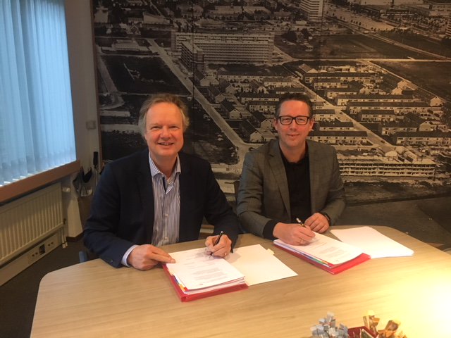 Hemubo (@hemubo) on Twitter photo Niels van Surksum en Jan Putman van <a href="/RijswijkWonen/">Rijswijk Wonen</a> ondertekenen vandaag officieel het contract voor het project 'Vervangen van de moederhaarden in 680 woningen' te Rijswijk! Trots dat wij als HMB W-Techniek dit vertrouwen krijgen en dit project mogen uitvoeren! Niels van Surksum en Jan Putman van <a href="/RijswijkWonen/">Rijswijk Wonen</a> ondertekenen vandaag officieel het contract voor het project 'Vervangen van de moederhaarden in 680 woningen' te Rijswijk! Trots dat wij als HMB W-Techniek dit vertrouwen krijgen en dit project mogen uitvoeren!