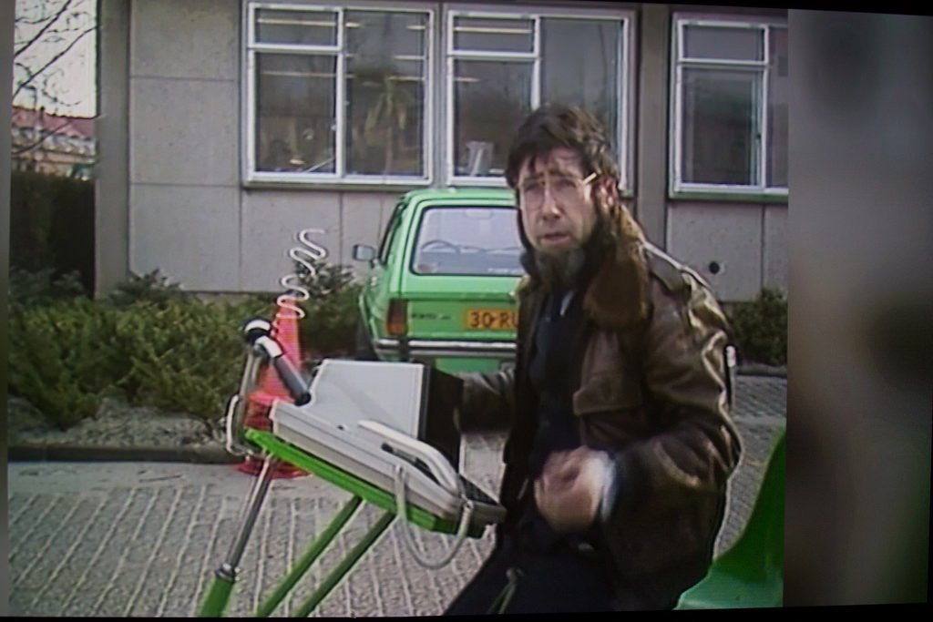 verdiepingadam's tweet photo. Donderdag, dus een nieuwe Verdieping Amsterdam om 5 uur! Vanmiddag o.a. @adamfietst over een eventueel verbod op appen tijdens het fietsen, wel of geen nieuwe vertraging bij de @NoordZuidlijn en een nieuwe Wie Stem Ik? @IlanaRooderkerk @d66amsterdam | @SALTOamsterdam #StadsFM https://t.co/3MgJZJEaWl