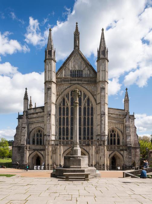 HistoricEngland's tweet photo. The construction of @WinCathedral spans centuries and it is the burial place of many historical figures: from William Rufus, son of William the Conquerer, in 1100, to Jane Austen in 1817

https://t.co/uPRnYJZnRC https://t.co/h32jm9KI3C