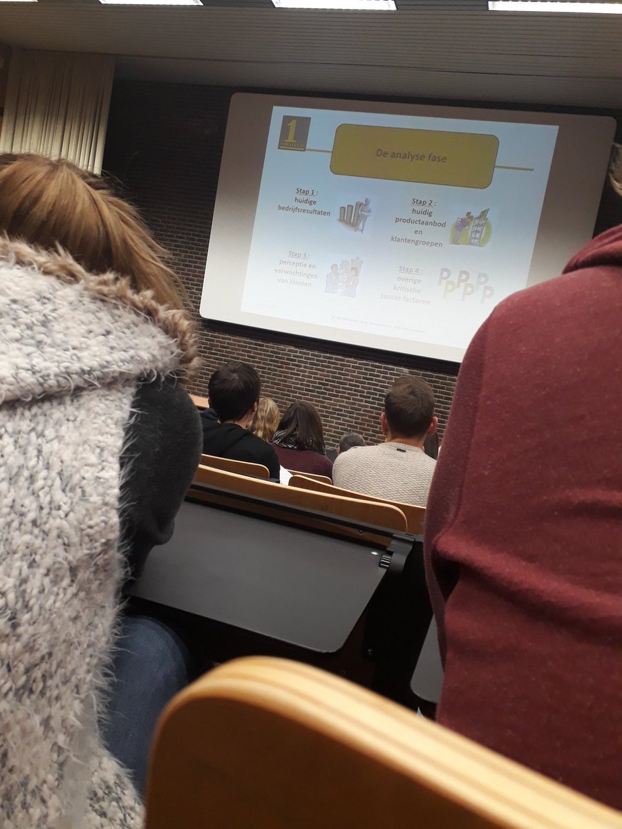 NeilVdBroeck's tweet photo. Tussen de 3dejaars studenten Marketing een gastcollege volgen over de 1-pagina-strategie. Het is eens wat anders. #ThomasMore #itfactory https://t.co/afnQJdHeAU