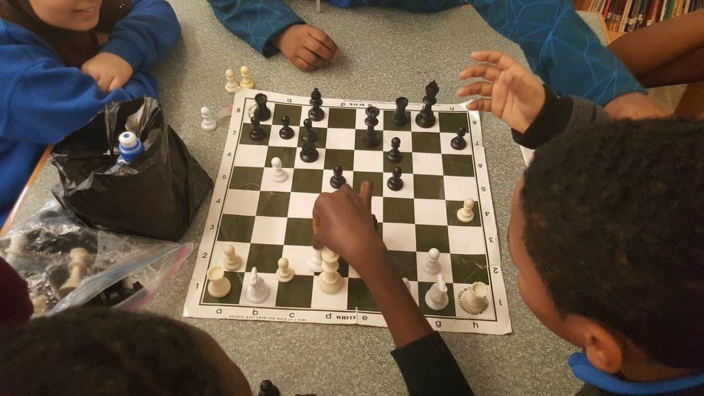 Library118x's tweet image. Low tech games are fun too. #Chess #GamingInLibraries ift.tt/2BdvU7f