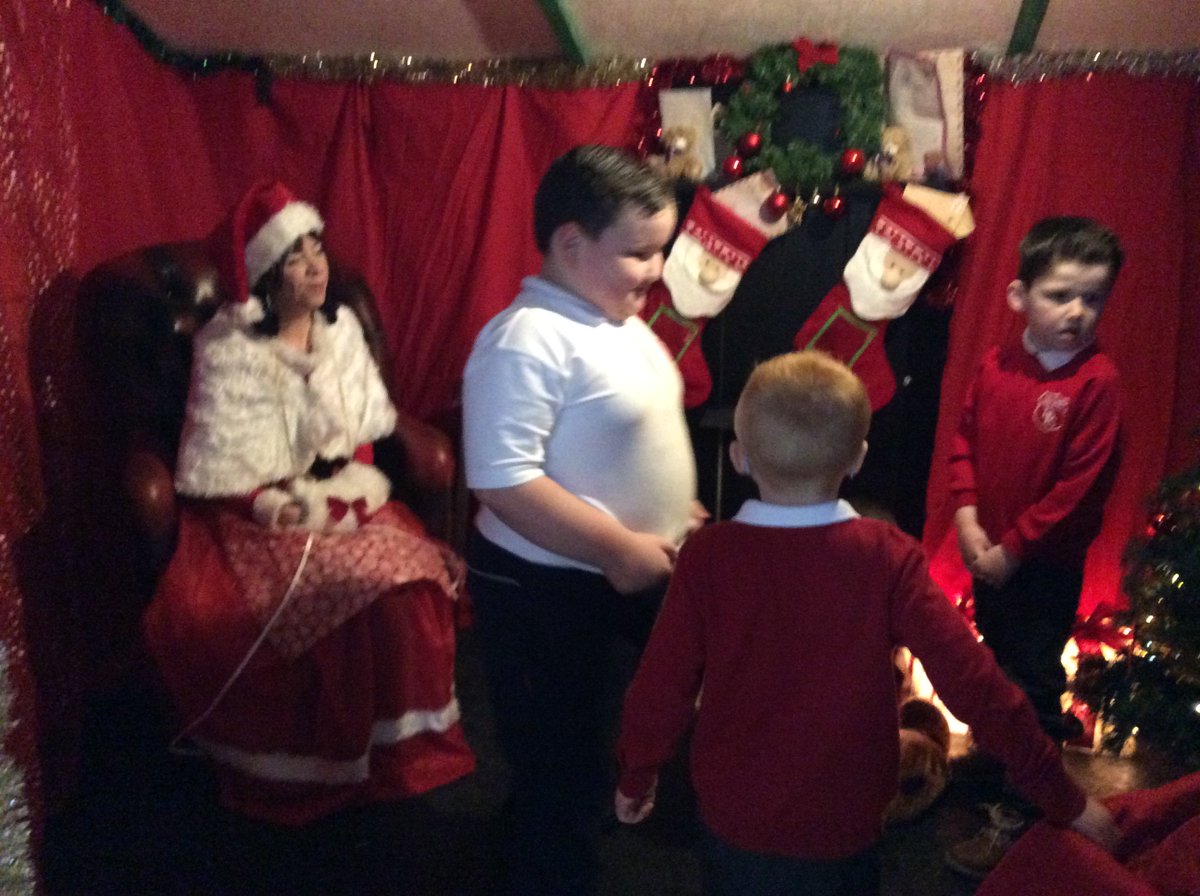 MrsChapmandps's tweet photo. Sneaking a wee look in Santa's house https://t.co/o8U87WMNJ6