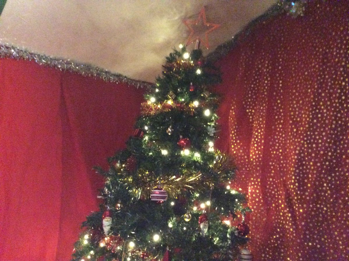 MrsChapmandps's tweet photo. Sneaking a wee look in Santa's house https://t.co/o8U87WMNJ6