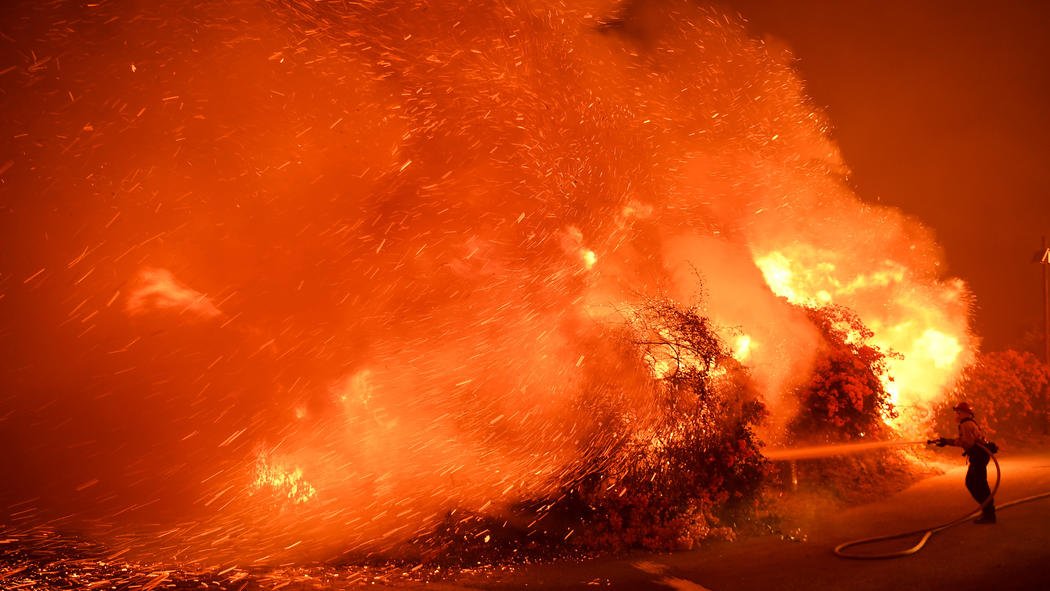 latimes's tweet photo. This is the destructive #ThomasFire today. It's now at 96,000 acres and counting as powerful winds return to Southern California https://t.co/aoaBApyzhy https://t.co/FHSTz9FIQW