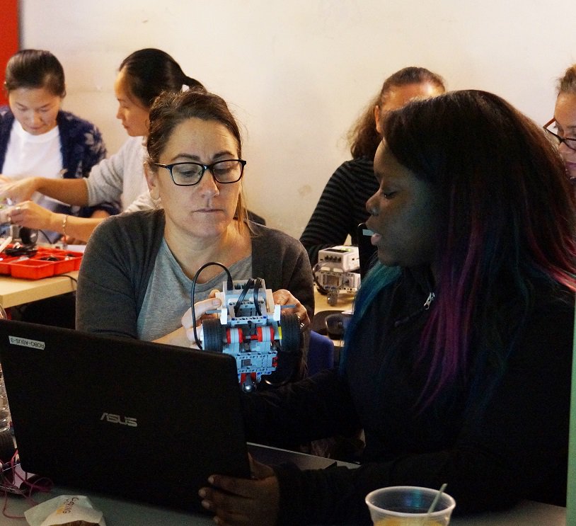 YTorresDOE's tweet photo. 43 @NYCSchools parents came from all over NYC for part two of #NYCFaceLab #STEAM training at @RoboFunNYC to learn about sensors and looping! @Makeosity https://t.co/UVoG2w4RjC
