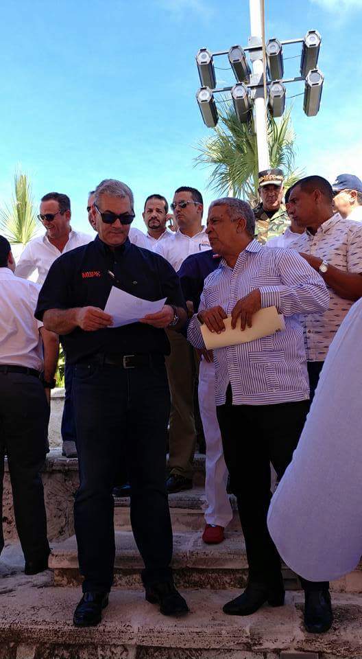 Gob_ElSeibo's tweet photo. En estos precisos momentos Gobernador de El Seibo Lic.Gerardo Casanova, vuelve hacer entrega del documento donde detalla todas las problemáticas de la Provincia, al Ministro de obras públicas,Lic.Gonzalo Castillo, dicha entrega se realiza en el lanzamiento "Navidad Segura". https://t.co/VNTjRMeqS2