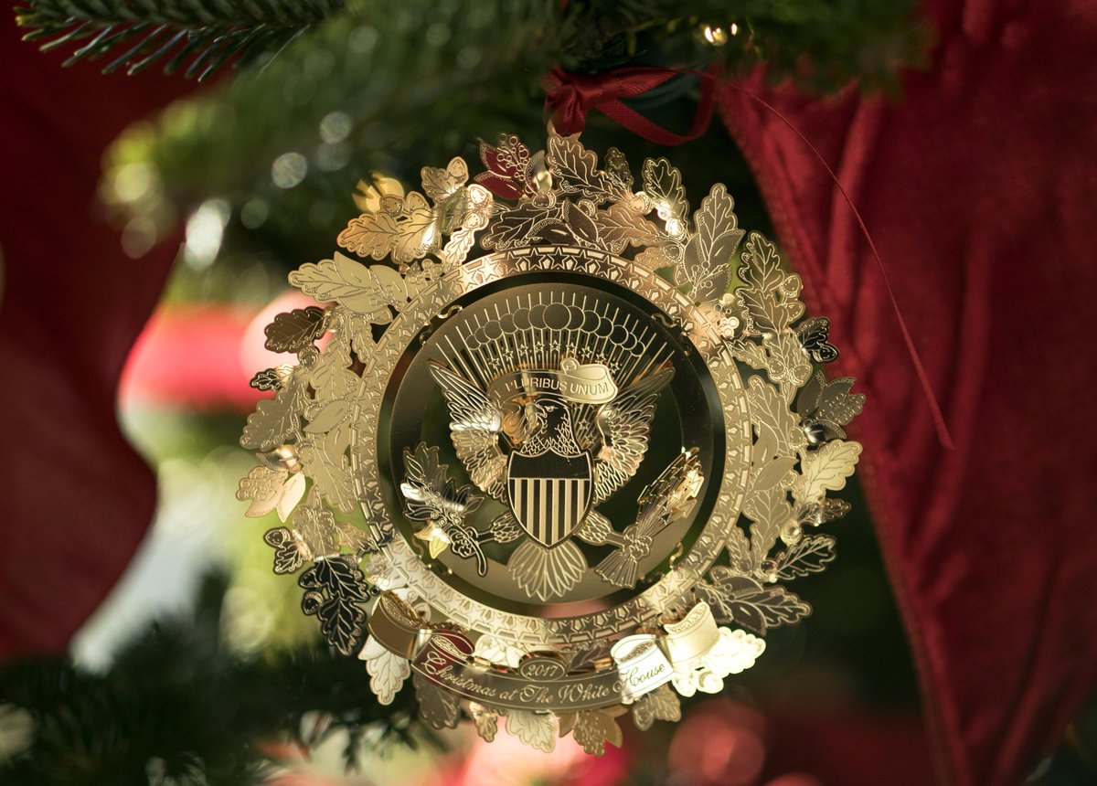 Alzheimer_13's tweet photo. WOW #WhiteHouse #Christmas #MelaniaTrump #highfashion feeling #nicetaste o_Ob https://t.co/28VM1WhZxc