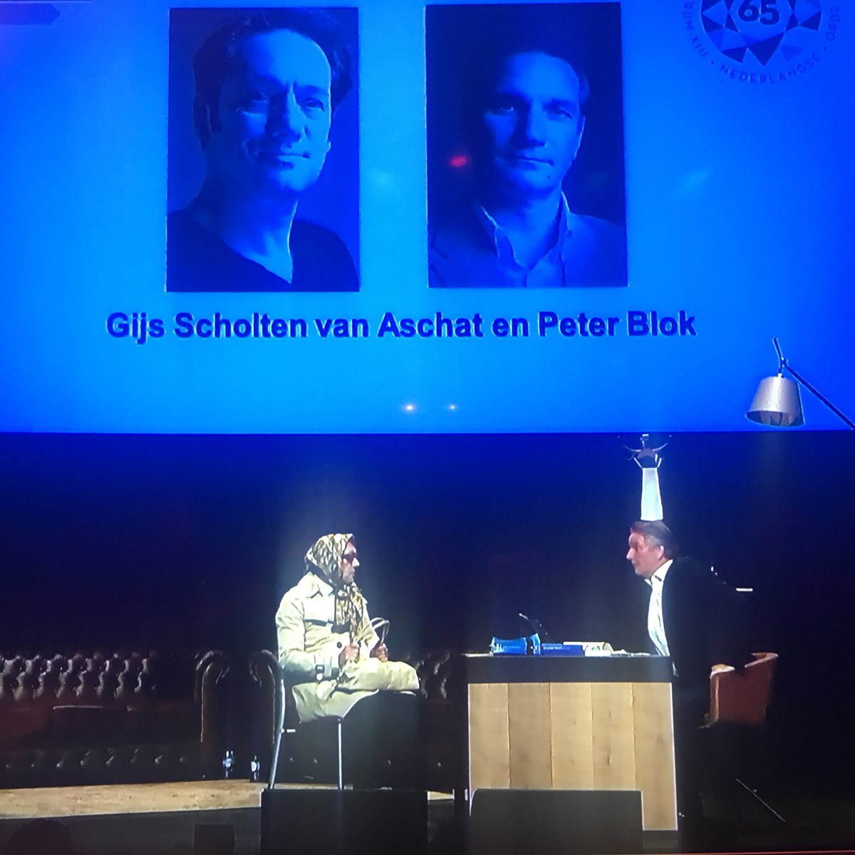 Gijs Scholten van Aschat en Peter Blok sluiten bijeenkomst gedragsregels #ZoHeurtHet af met sketches als advocaat en cliënt.
