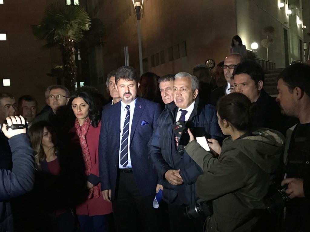 Cumhurbaşkanına hakaret ettiği iddiasıyla sorguya alınan değerli dava arkadaşımız, Büyükşehir Belediye Meclisi Grup Sözcümüz Erdal Aktuğ adli kontrol şartıyla serbest...
Bizi bu zorba anlayışınızla, baskılarınızla korkutamaz, yıldıramaz, sindiremezsiniz!
