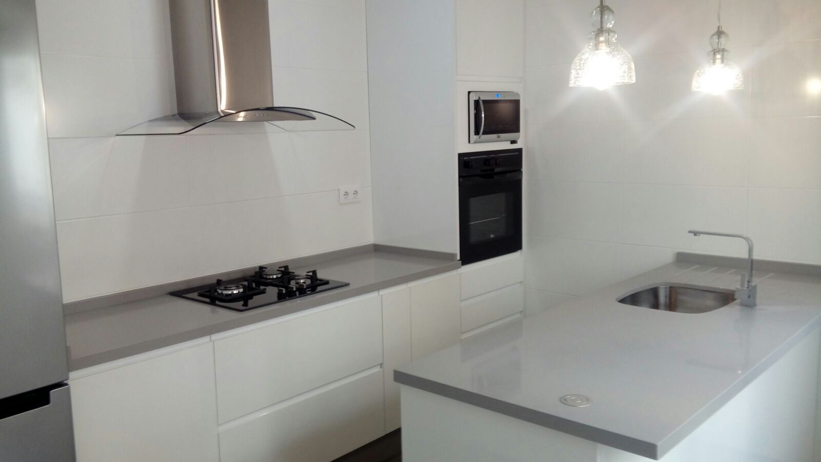 Cocinas Jimenez on Twitter: "Cocina en formica blanco brillo, encimera