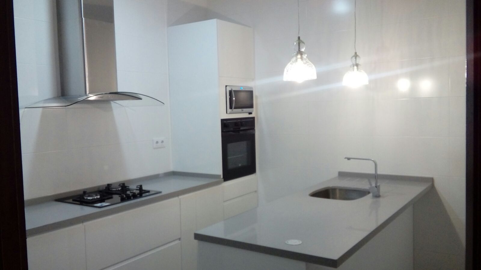 Cocinas Jimenez on Twitter: "Cocina en formica blanco brillo, encimera