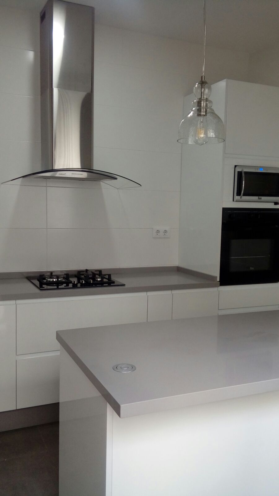 Cocinas Jimenez on Twitter: "Cocina en formica blanco brillo, encimera