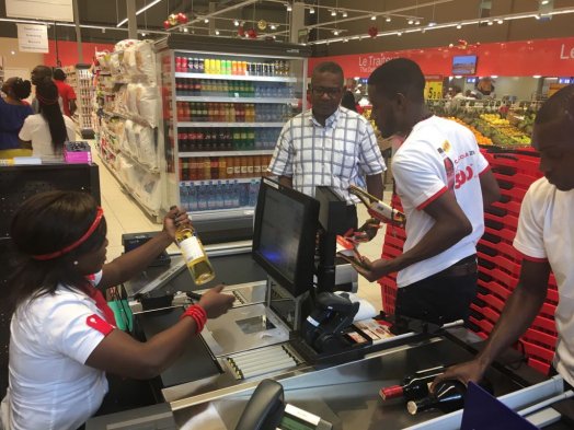 news_carrefour's tweet photo. Le 1er centre commercial #CarrefourMarket a ouvert ses portes au Cameroun 👏 ! Près de 200 emplois engendrés exclusivement par le supermarché. cc @CFAOGroup https://t.co/SVP3HApQaP https://t.co/vOVHsgvHUY