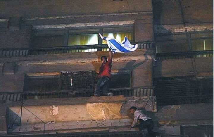 Khaledali251's tweet photo. فى ٢٥ يناير ارتبكت اسرائيل وأصدرت قراراً حكومياً بعدم تحدث أى مسئول بها عن ما يحدث بمصر، وهرب سفيرها من القاهرة، وتسلق المتظاهرون الحوائط والعمارات لإنزال علمهم من سماء بلادنا، هكذا كنّا وهكذا كانوا وقت ثورة يناير المجيدة فقط لا قبلها ولا بعدها. https://t.co/6aEUXJIwRe