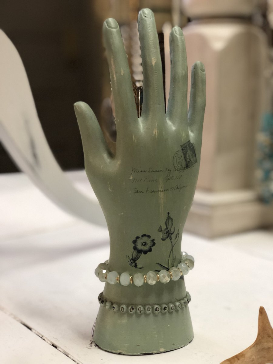 VRAntiques's tweet photo. 30% off jewelry 10% off everything else in dealer ROBYN. We have the perfect Christmas gift for everyone🎄 https://t.co/80EkASoSal