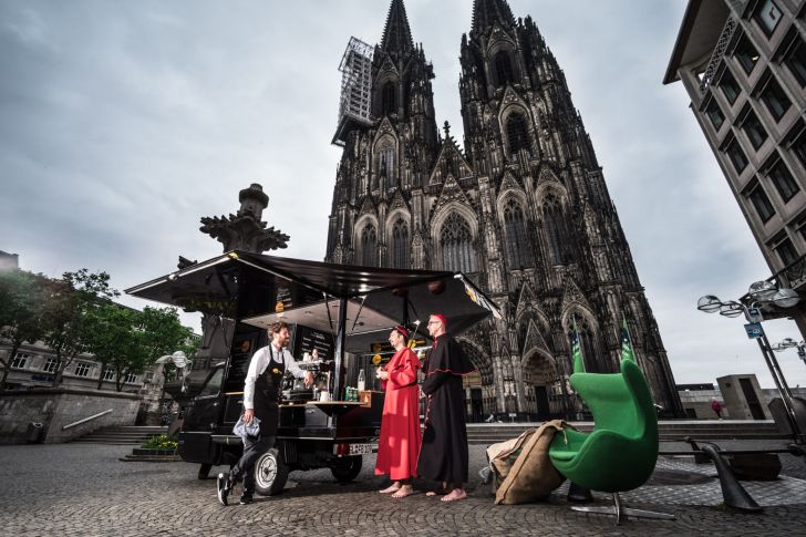 GoldschatzKaffe's tweet photo. ...2017 hat unser #Kaffee #Catering #Barista Team an mehr als 300 Einsatztagen auf Messen in  Europa über 200.000 #Espresso, #Cappuccino und #Latte #Macchiato für unser Kunden - Insgesamt ein erneut gigantisches Wachstum zum Vorjahr. Dafür sagen wir DANKE! https://t.co/VtT4qWTXIm
