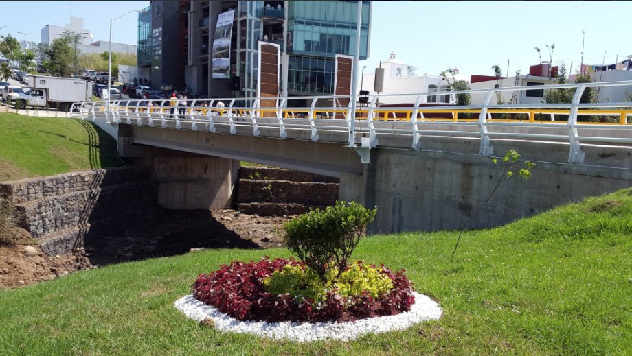 rogelioalvarez's tweet photo. El Puente Unión una obra de gran impacto social en la cual se construyó gracias a la voluntad de los empresarios xalapeños.

Gracias a la confianza de la iniciativa privada hemos logrado construir más obra pública.

#Xalapa 4to. Informe de Gobierno #JuntosPorNuestraCapital https://t.co/kbdHRf4w7S