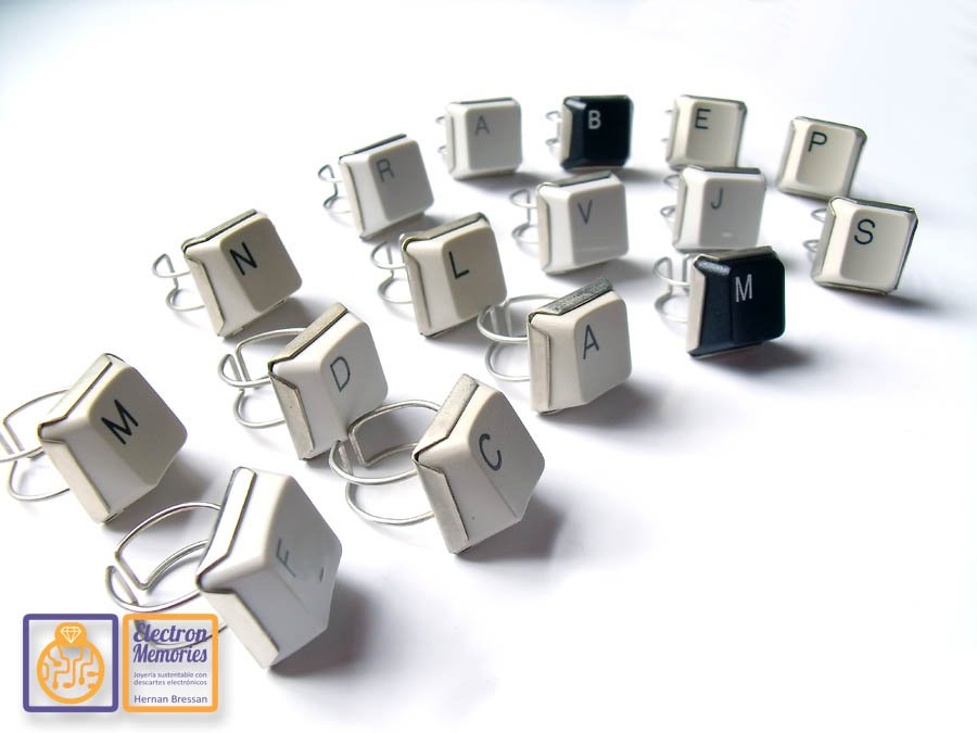 electronmemorie's tweet photo. Llega la #navidad #fiestassustentables, podés #regalar #joyeríasustentable #regaloscreativos Electron Memories, hechos con tecnología obsoleta recuperada Muchos modelos de #aritos #anillos #pulseras y #colgantes y #collares https://t.co/gTzKqQgAAq