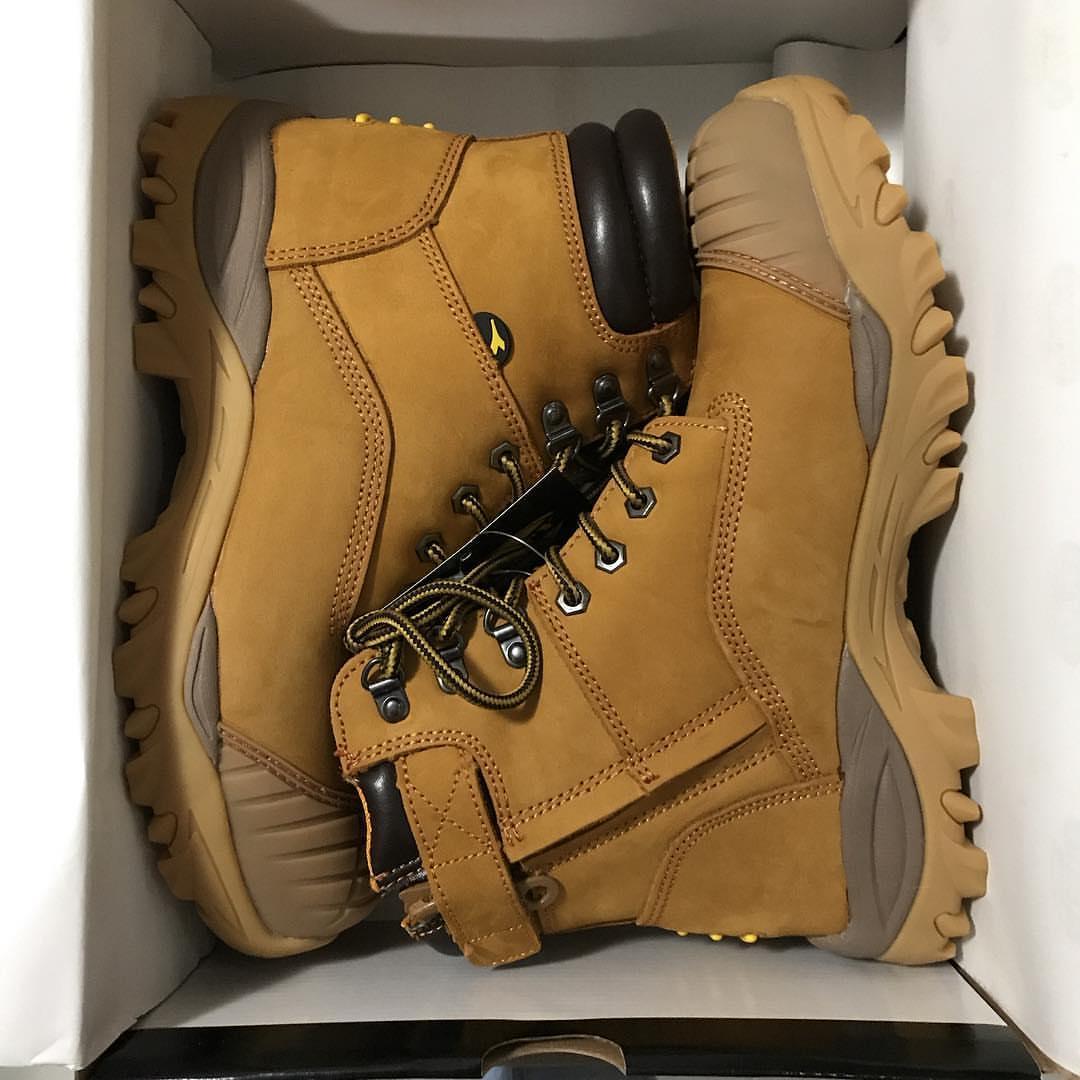 jinttim's tweet image. Got myself new boot for the week #workstart#