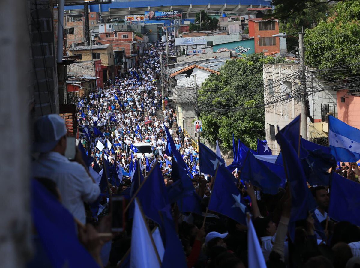 PNH_oficial's tweet photo. ¡Marcha por la paz de #Honduras! #VictoriaTotalJOH https://t.co/tLn8CvZQf6