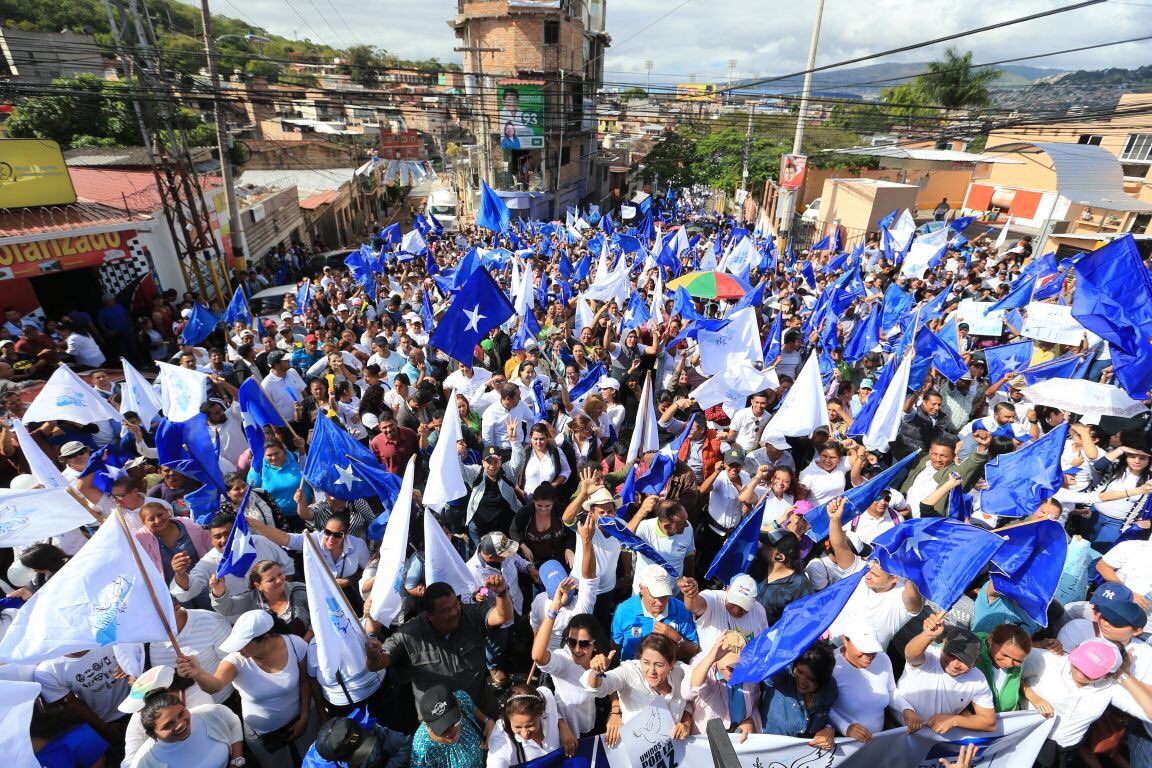 PNH_oficial's tweet photo. ¡Marcha por la paz de #Honduras! #VictoriaTotalJOH https://t.co/tLn8CvZQf6