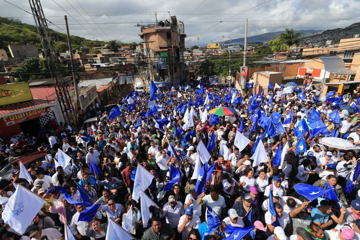 PNH_oficial's tweet photo. ¡Marcha por la paz de #Honduras! #VictoriaTotalJOH https://t.co/tLn8CvZQf6