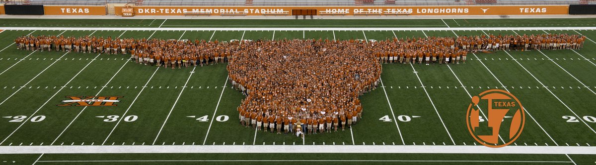 UTAustin2017's tweet image. In honor of Fall Commencement, a very special #TBT to the official #UT17 class photo. Congratulations to everyone celebrating their graduation this weekend! #UTGrad17 🤘