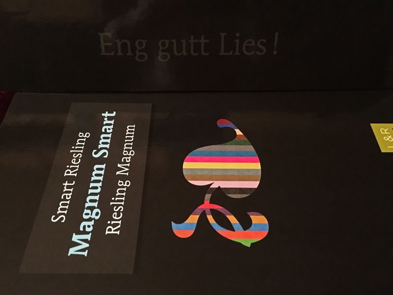 LucMarteling's tweet photo. #Books &amp; #Wine: Nach op der Sich no engem exquisiten a limitéierte #Kaddo? Voilà: Coffret "Magnum Smart" = Eng gutt Lies! 1 grouss Fläsch an 20 kleng Bicher. Infoen hei: https://t.co/a8f3EDMHyP Bestellungen hei: https://t.co/aw86YanJN9 https://t.co/Qy1kgfTWrO