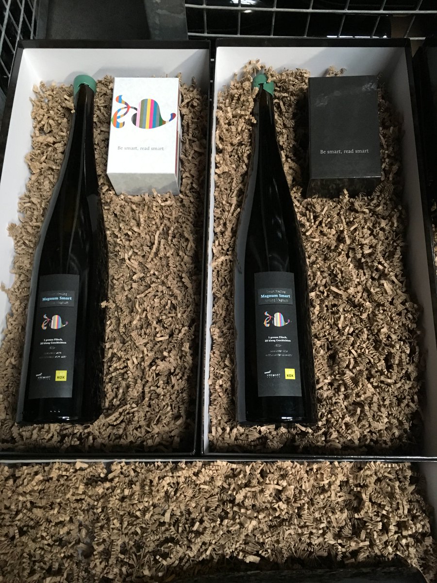 LucMarteling's tweet photo. #Books &amp; #Wine: Nach op der Sich no engem exquisiten a limitéierte #Kaddo? Voilà: Coffret "Magnum Smart" = Eng gutt Lies! 1 grouss Fläsch an 20 kleng Bicher. Infoen hei: https://t.co/a8f3EDMHyP Bestellungen hei: https://t.co/aw86YanJN9 https://t.co/Qy1kgfTWrO