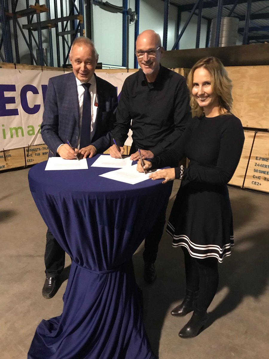 AlbertSmit51's tweet photo. Convenant wordt ondertekend door #WPDA, Werk in Zicht, #gemeente Assen en Janssen Klimaattechniek. Ongeveer 70 mensen met een afstand tot de arbeidsmarkt zullen hier een baan vinden https://t.co/GCd0fQ50lP
