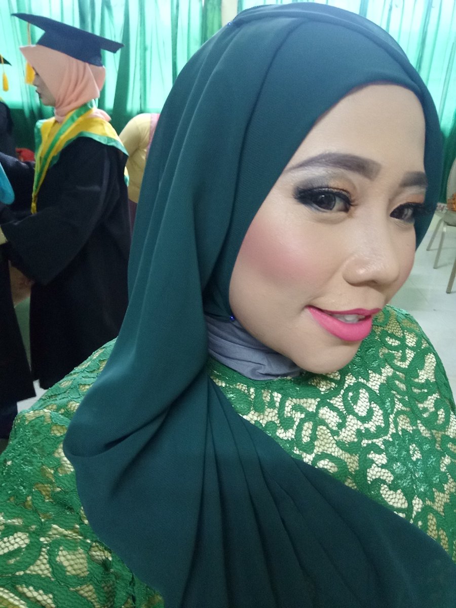 hennyHenott's tweet photo. Latepost
My graduation 
25nov2017 😍 https://t.co/uL6D7mnHx2