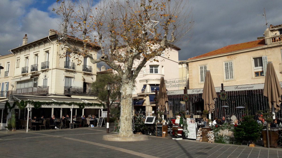 Sainte_Maxime's tweet photo. ⛄️ Un air de montage à #SainteMaxime ❄️🎄Vivement #Noël ! Tout le programme ici 👉https://t.co/uFbW6E212f #Var https://t.co/6mrkFEazAS