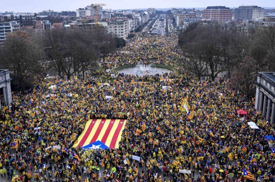 BarcelonaByRoad's tweet photo. Bruselas: Catalan peaceful Movement will never stop until reaching Catalonia Freedom... #WakeUpEurope #OmplimBrussel·les #OmplimBruselles #Bruxelles #RoadtoBrussels #OmplimBXL #LlibertatPresosPolitics #ThursdayThoughts #CatalansDoThings @ap @FT @WSJ @nytimes @catexperience https://t.co/vZPPsIfN1e