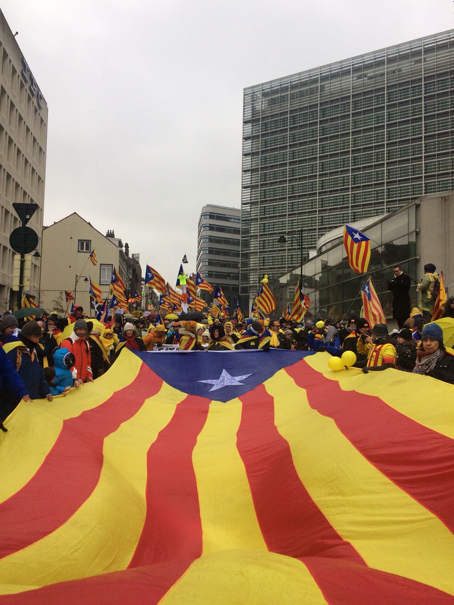 BarcelonaByRoad's tweet photo. Bruselas: Catalan peaceful Movement will never stop until reaching Catalonia Freedom... #WakeUpEurope #OmplimBrussel·les #OmplimBruselles #Bruxelles #RoadtoBrussels #OmplimBXL #LlibertatPresosPolitics #ThursdayThoughts #CatalansDoThings @ap @FT @WSJ @nytimes @catexperience https://t.co/vZPPsIfN1e