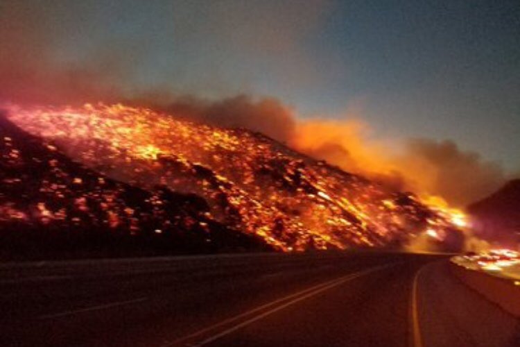 allofR5's tweet photo. i can’t belive. This is so sad. I hope everyone stays safe. Praying for you LA #PrayForLA 😰💔 https://t.co/yqH6NA4Eyp