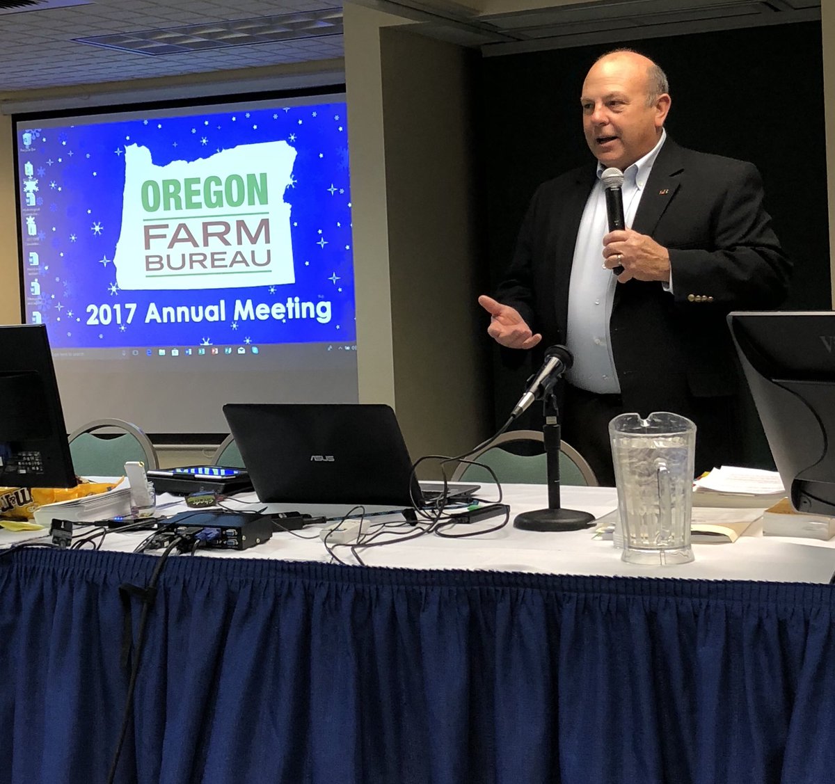 OreFarmBureau's tweet photo. American @FarmBureau President Zippy Duvall addressing OFB members: “Agriculture is tired of being twitched” by burdensome, expensive, over-regulation. #OFBF17 #FarmBureauProud #Orag #saveOregonFarms https://t.co/rHbJpLrclO