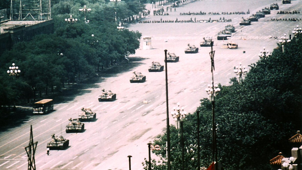 PlattGustavo's tweet photo. All it takes is ONE guy to stand up! https://t.co/Kz4EOlbnqP #UERJresiste #protest #riot #IPRJ1632 #rj
