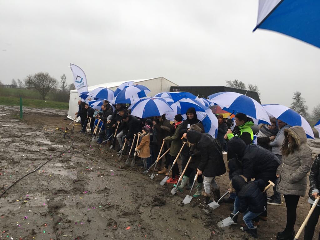 david moolenburgh (@dmoolenburgh) on Twitter photo Vandaag mochten we met veel blije en verwachtingsvolle nieuwe eigenaren de eerste schop in de grond steken voor weer een nieuwe fase van #vinkeveld <a href="/gemeentedrv/">Gem. De Ronde Venen</a>. Dit keer van @janssedejongpo. Ondertussen waren de bewoners van eerdere fasen hun huizen aan het inrichten. Prachtig. Vandaag mochten we met veel blije en verwachtingsvolle nieuwe eigenaren de eerste schop in de grond steken voor weer een nieuwe fase van #vinkeveld <a href="/gemeentedrv/">Gem. De Ronde Venen</a>. Dit keer van @janssedejongpo. Ondertussen waren de bewoners van eerdere fasen hun huizen aan het inrichten. Prachtig.