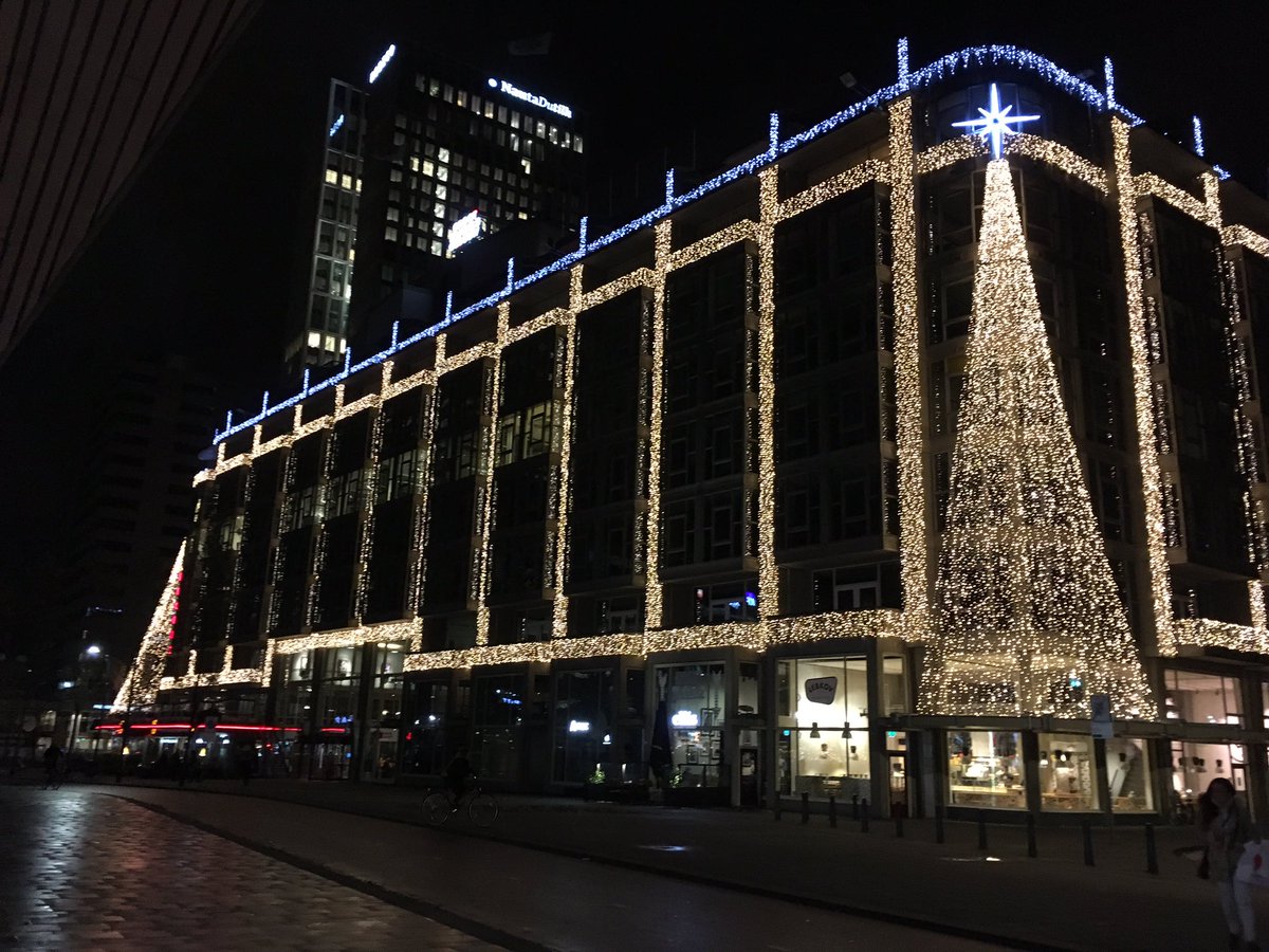 JeEeuwijk's tweet photo. Mooi de lampjes op het Groot Handelsgebouw in Rotterdam! https://t.co/c8wNSK167r