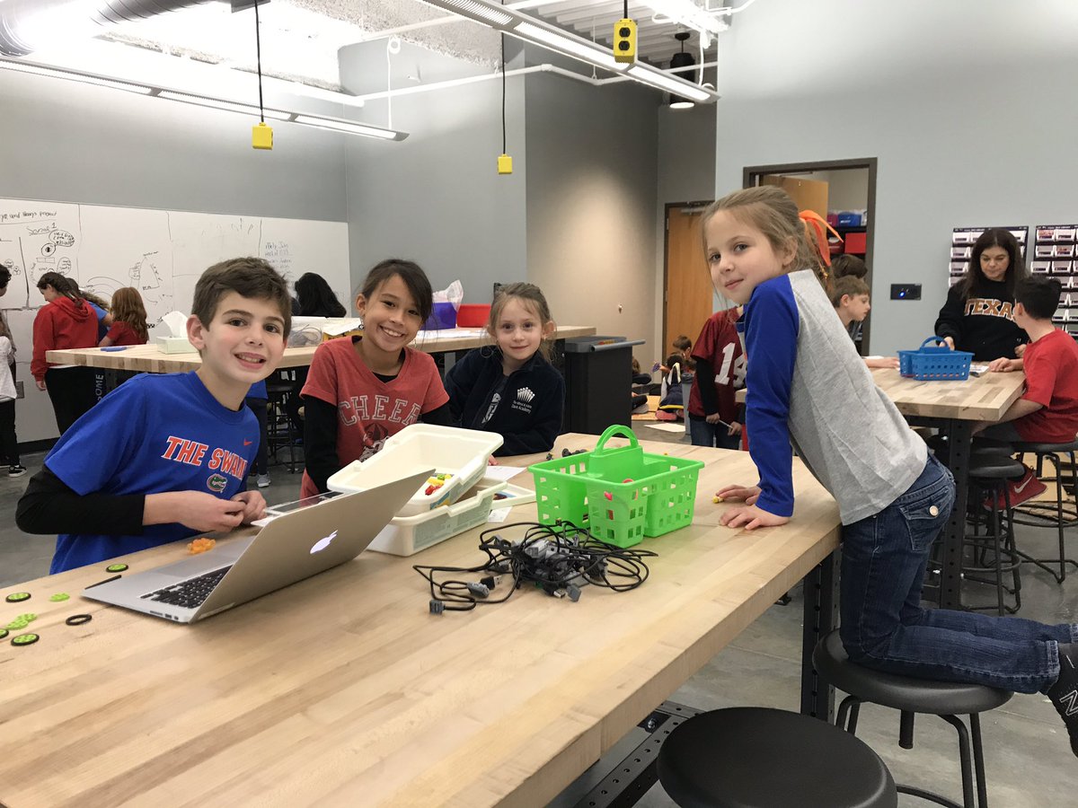 jkramer9's tweet photo. @jkramer9 #davis1 #davis4 1st graders are having a blast with their 4th grade book buddies- helping with robotics. https://t.co/MqxGR7CiM7