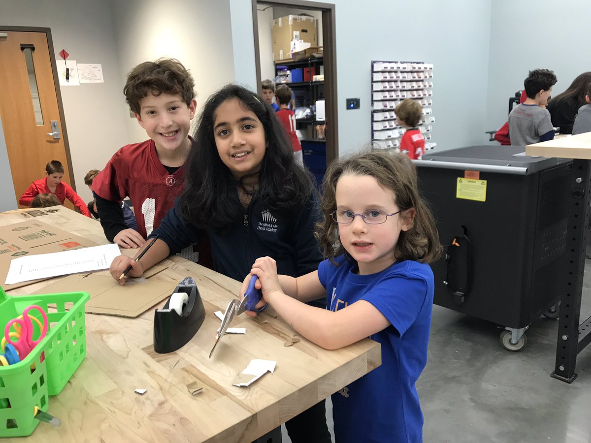 jkramer9's tweet photo. @jkramer9 #davis1 #davis4 1st graders are having a blast with their 4th grade book buddies- helping with robotics. https://t.co/MqxGR7CiM7
