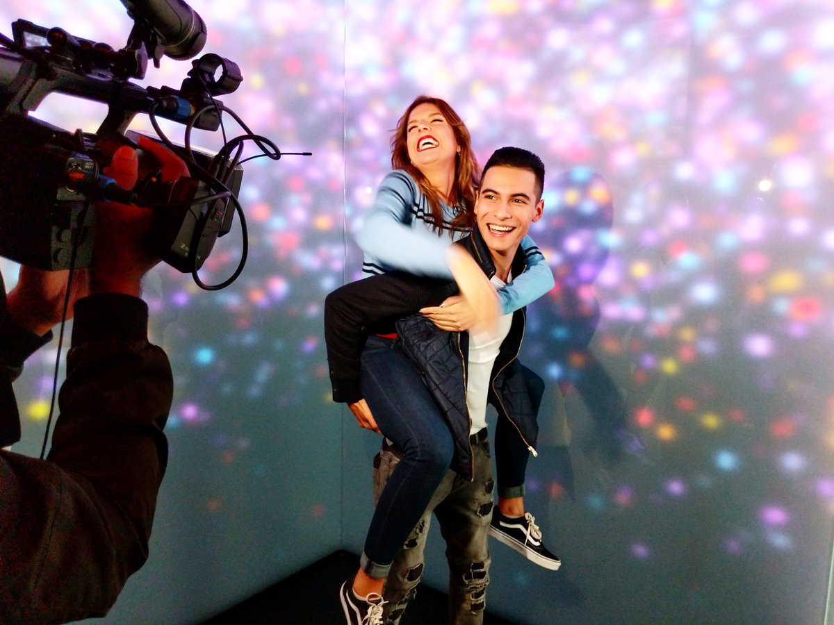 Nuestros LAnzados <a href="/FernandaKellyyy/">Fernanda Kelly</a>  y @XcheyoC  descubren la nueva tecnología que ofrece el #GooglePopUpStore en Los Ángeles California 🌴📱💻👨‍💻 #LAnzateShow 2pm/1c por <a href="/Univision/">Univision</a>  #CheyoCarrillo