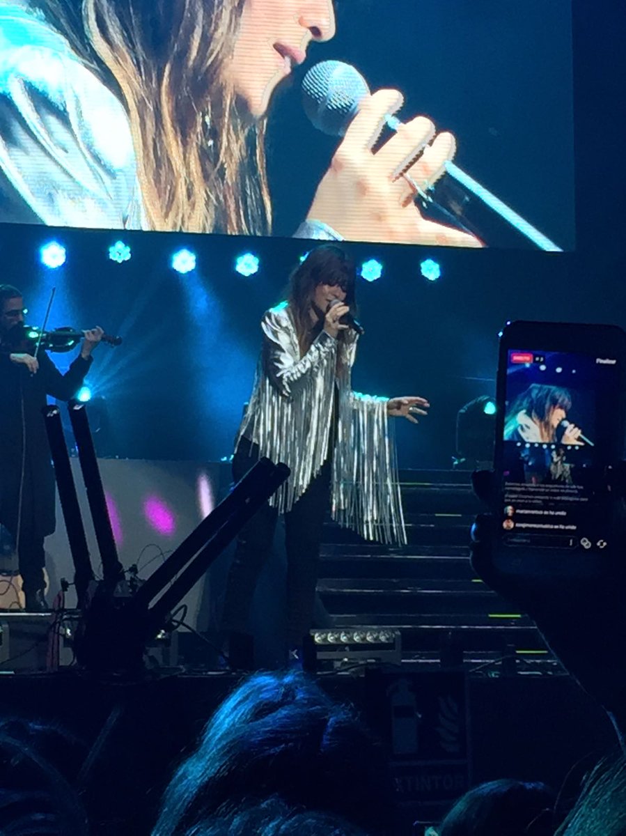 JimenezMonika's tweet photo. Recordando una y otra vez una noche inolvidable, #PolvodeMariposas en bucle...
@vanesamartin_  #GiraMunay 
@EliNogales @MaRiSuS_ @Cristy_g90 https://t.co/8x07PnR1Ar