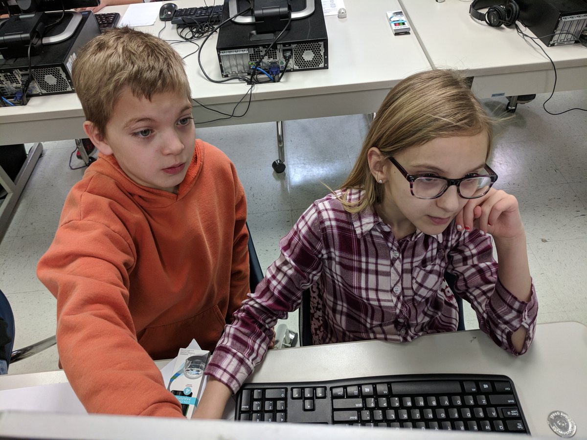 MrBertonisLab's tweet image. Celebrating the #hourofcode with @Ozobot and #pairprograming #EdTech #STEM