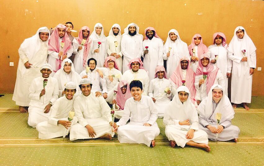 khayrocom's tweet photo. طلاب المرحلة الثانوية بجامع السديس في حي #الرحاب @Gama3Alsudais 
يحملون الورود لأمهاتهم ♥️ بعد ختام مسابقة (نكهة😍أمي) https://t.co/OhPOx11xPj