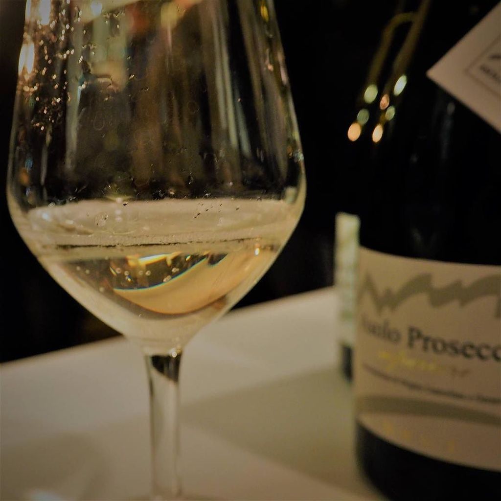 AsoloProsecco's tweet photo. Il modo migliore per iniziare un lungo weekend: un calice di Asolo Prosecco Superiore DOCG #asolomontello #asoloprosecco #prosecco #proseccosuperiore #asolodocg #loveasolowine https://t.co/rnTkYNvWlk https://t.co/niP0VBT9EW