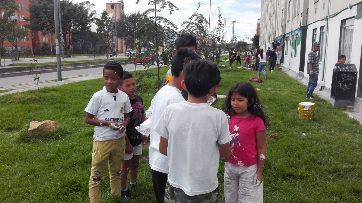 RedhusBta's tweet photo. Inicia el @VoluntariadoPaz en Bosa, sancocho, juegos y murales integran a la comunidad y los brigadistas. Estamos acompañando en DDHH a la comunidad. https://t.co/C80kTcgpvr