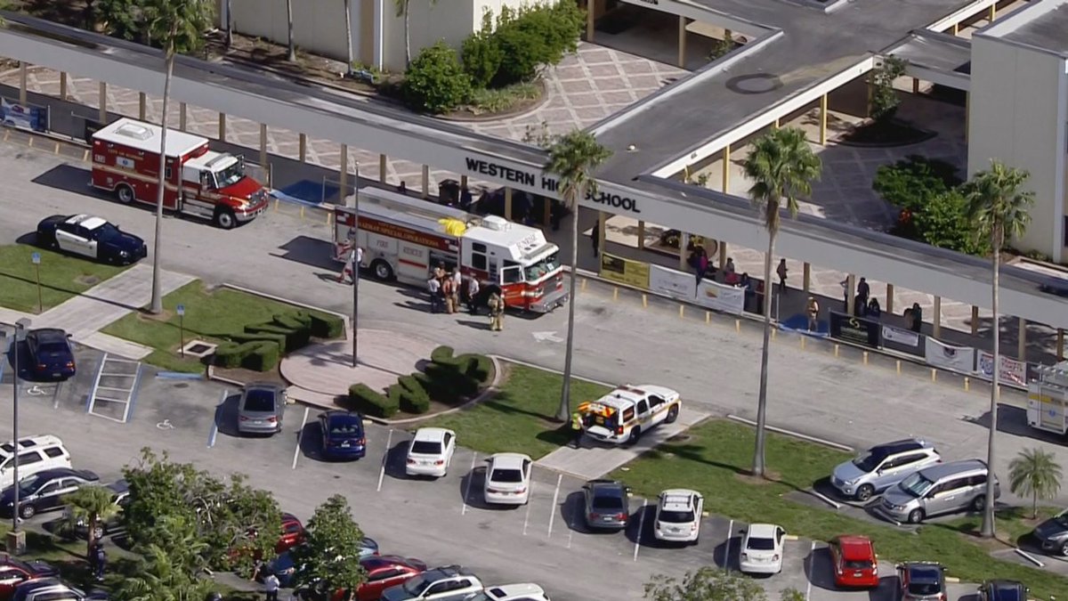 #BREAKING Western High School has been evacuated after a Hazmat scare bit.ly/2BSCKfs?utm_so… https://t.co/oQLbR8s8pX