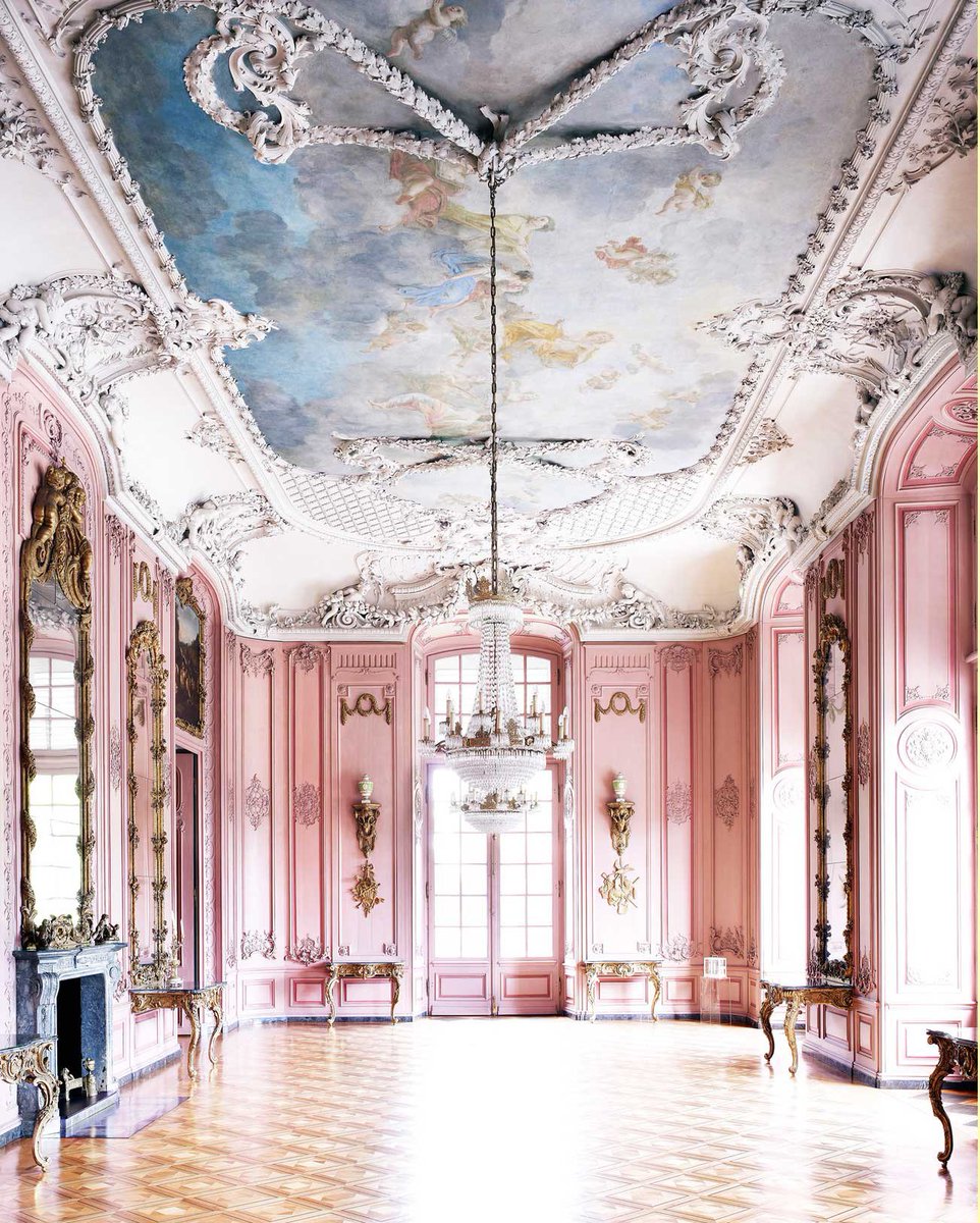 rubywattslights's tweet image. 7th Dec, how you’ve come round so quickly?! We love December, it’s the season of glitz and glamour. So here’s a room in the stunning #Castle Benrath, a baroque-style maison de plaisance with of course an exquisite crystal chandelier taking centre stage #CrystalChandelier #Baroque
