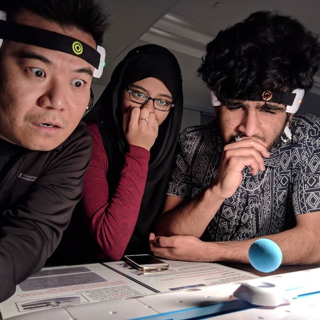 albertfong's tweet photo. Using our brainwaves to move the ball. #uwphysics https://t.co/BgBTNYGb9Q https://t.co/K8NJf5UFZa